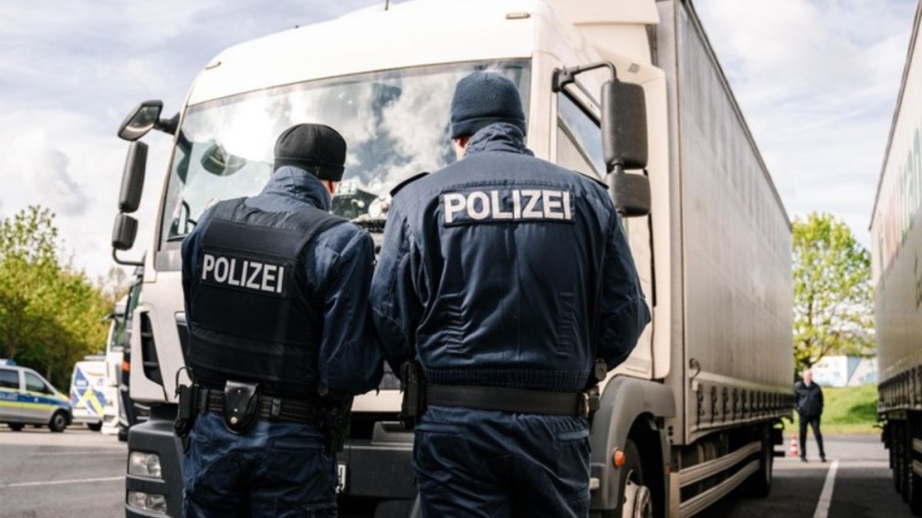 Ce căuta un șofer român de camion pe contrasens în Germania?
