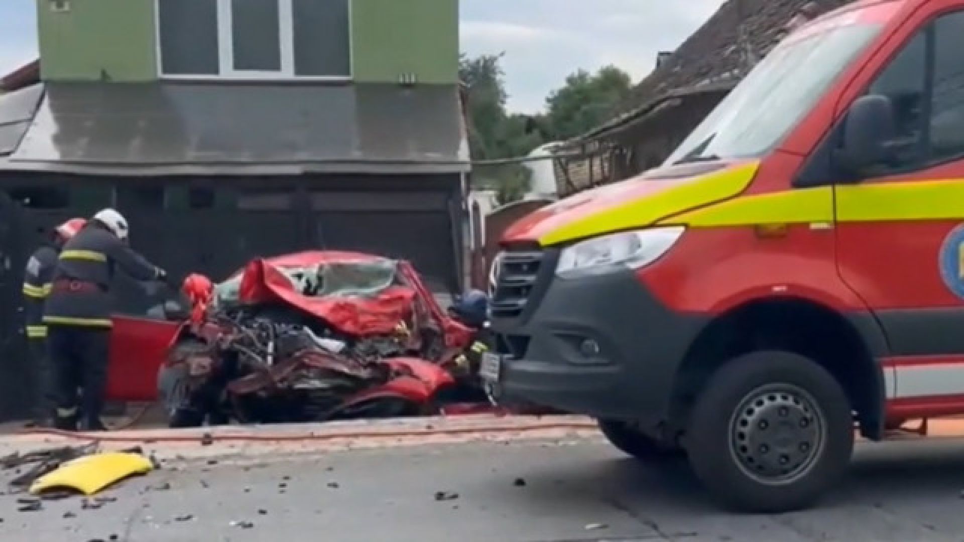 O șoferiță a murit după ce a lovit un camion cu cărămizi