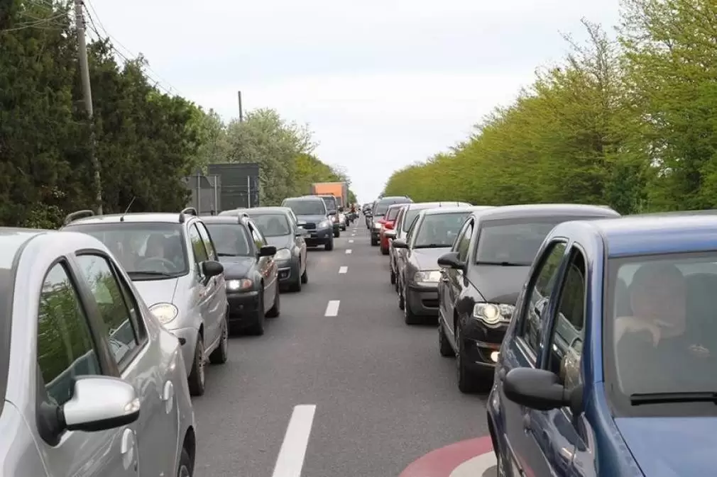 Aglomeraţie pe DN 7 Piteşti – Râmnicu Vâlcea - Sibiu. S-au format coloane de autovehicule