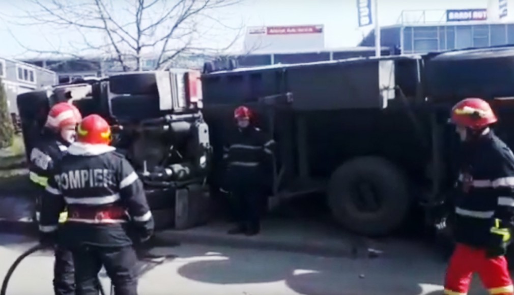 VIDEO. Un camion cu fier vechi s-a răsturnat la ieșirea din Slatina