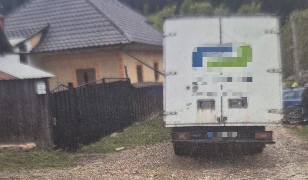 O femeie a murit după ce a fost lovită de un camion ce mergea cu spatele