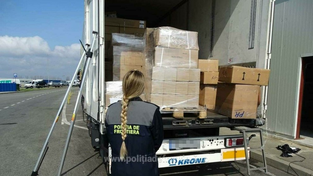 Camion cu marfă contrafăcută de 4.000.000 lei descoperit la vamă