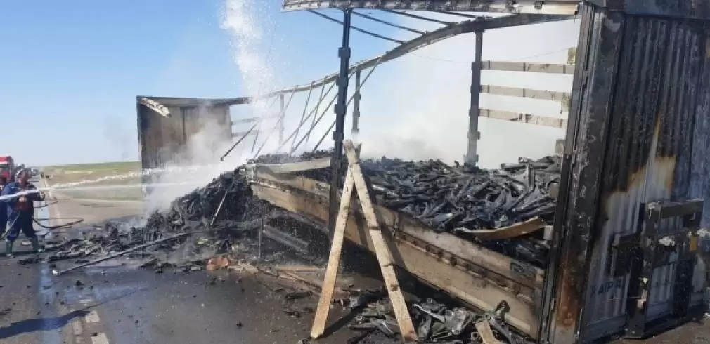 Un camion cu piese de schimb a luat foc în timp ce staționa