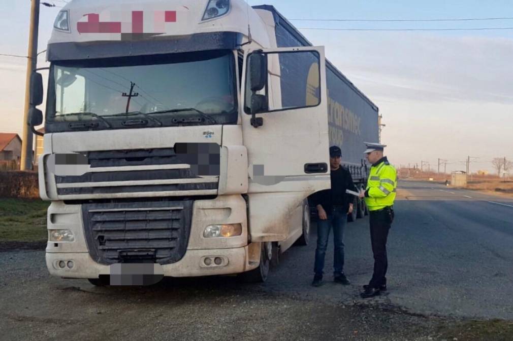 Un șofer de camion a fost prins mergând cu peste 100 km la oră. Limita era de 50 km/oră