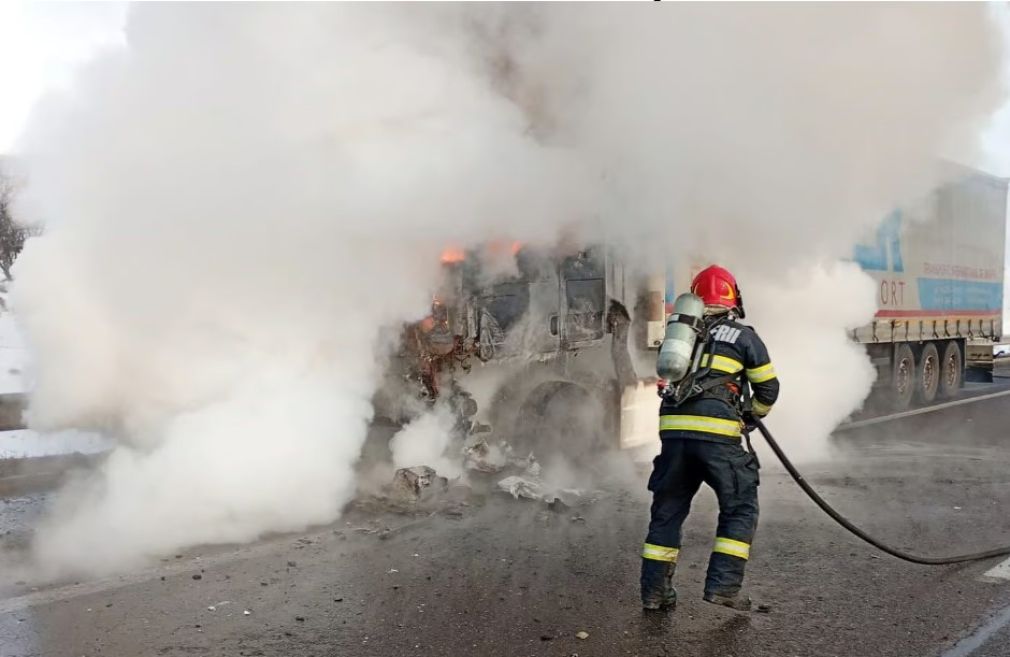 Un camion a ars ca o torță pe autostradă