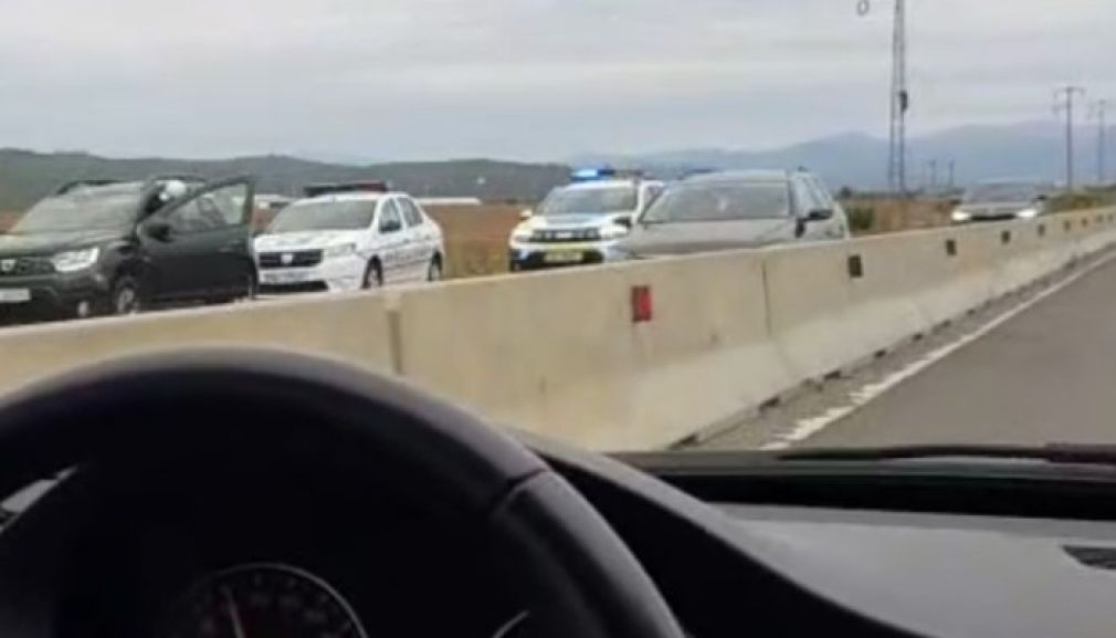 Un bărbat s-a întins pe carosabil și a fost călcat de camion