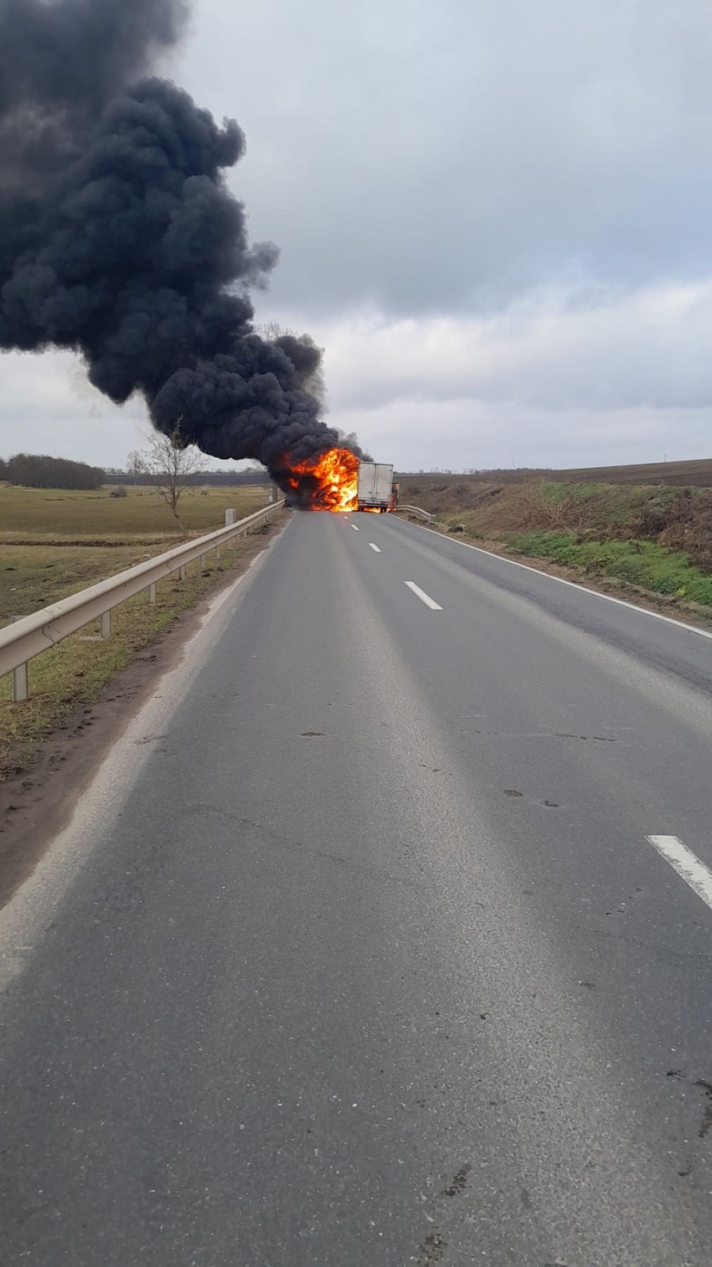 Camion plin cu electrocasnice cuprins de flăcări violente