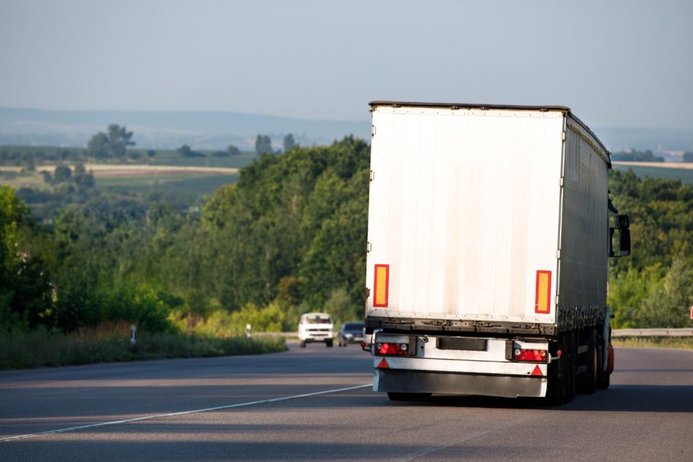 58 de migranţi închişi într-un camion abandonat la periferia Parisului
