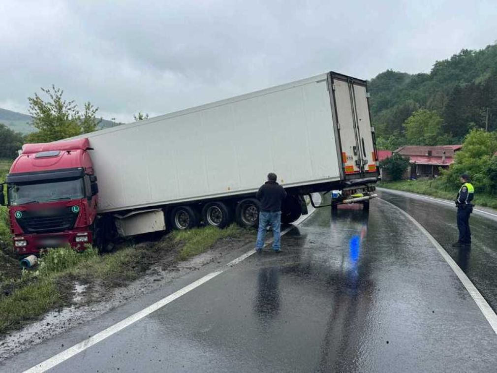 Un camion a derapat. Traficul a fost îngreunat
