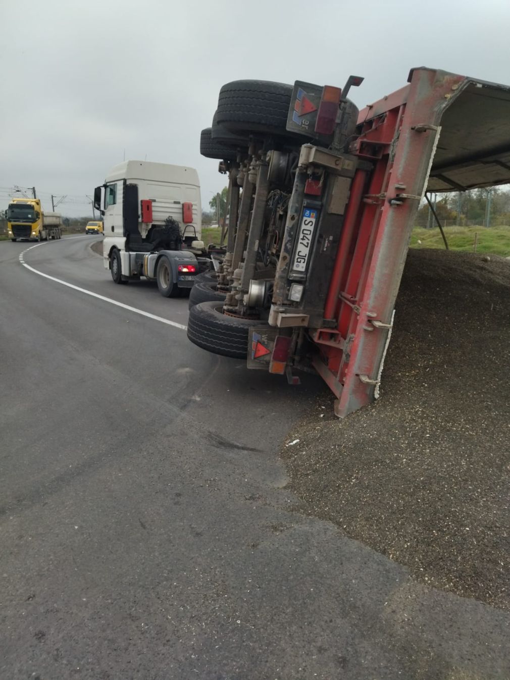 Un camion cu cereale s-a răsturnat pe o parte