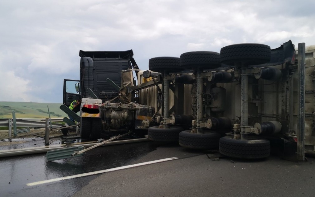 VIDEO. Accident pe autostrada Autostrada 1. Camion răsturnat lângă Sibiu