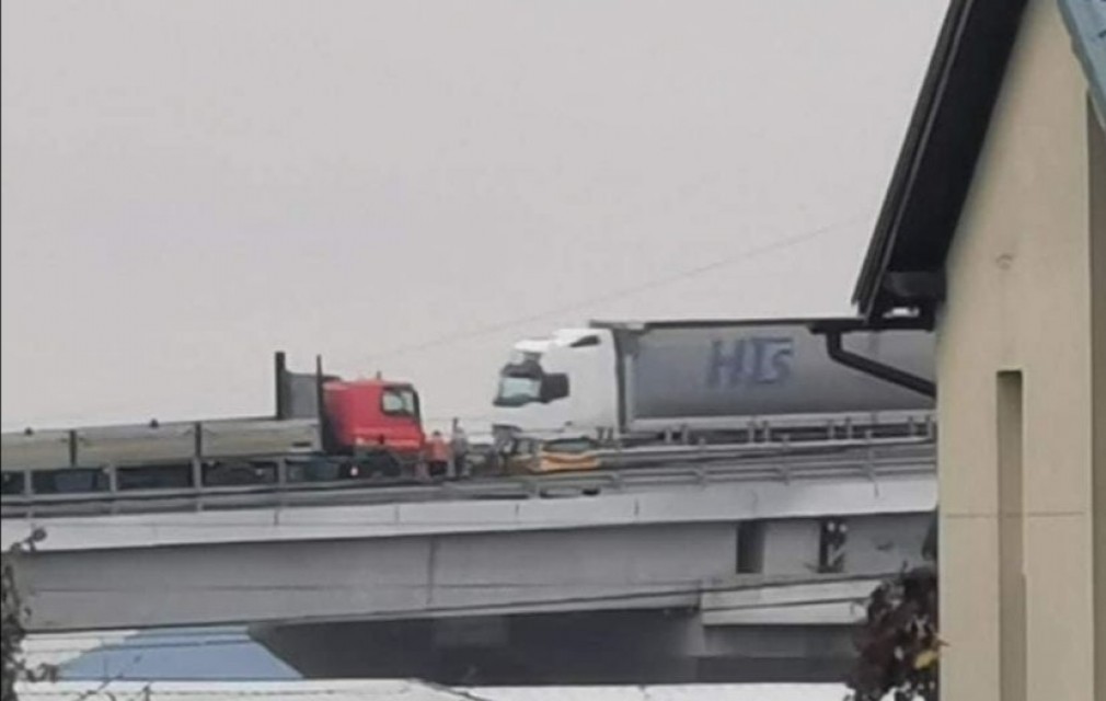 Mașină, lovită de camion pe Autostrada Transilvania și târâtă zeci de metri