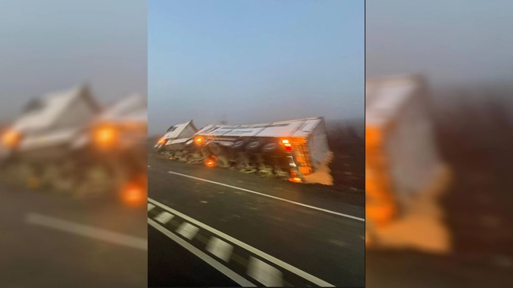 Un camion cu proumb s-a răsturnat la Iași