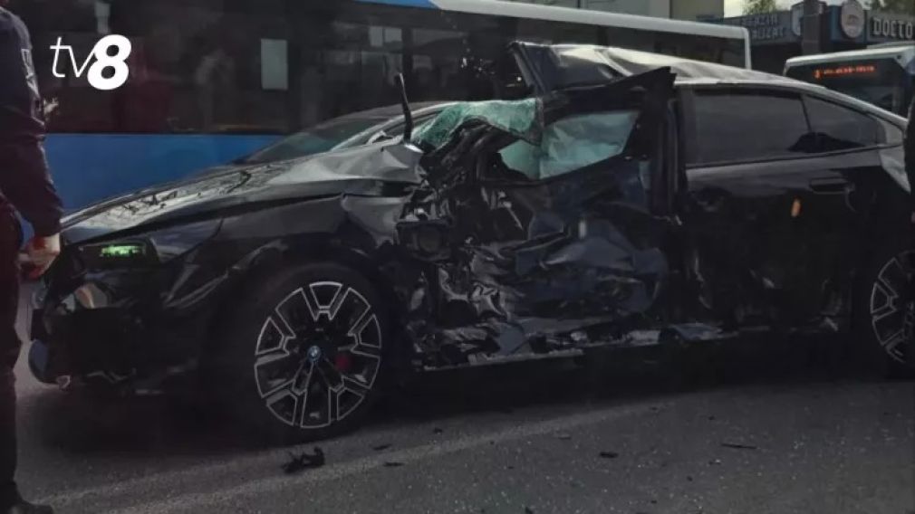Accident între un BMW și un camion de pompieri: Un șofer a ajuns la spital