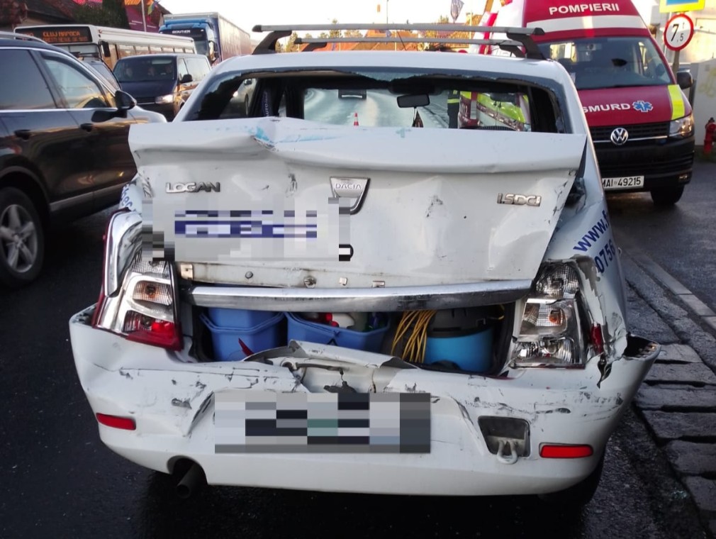 Impact devastator între un camion și un autoturism la Cluj