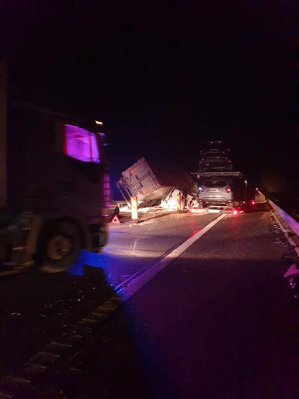 Două camioane s-au ciocnit, iar traficul a fost blocat pe Autostradă