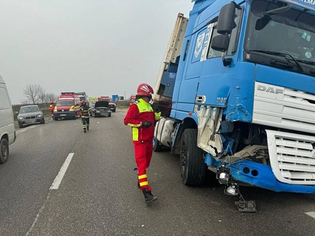 Camion cu mere implicat în accident. Traficul a fost blocat