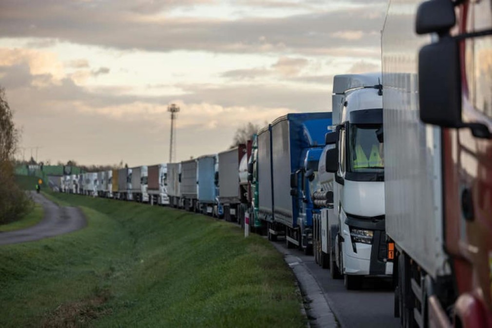 Transportatorii polonezi au blocat intrarea în țară a camioanelor din Ucraina
