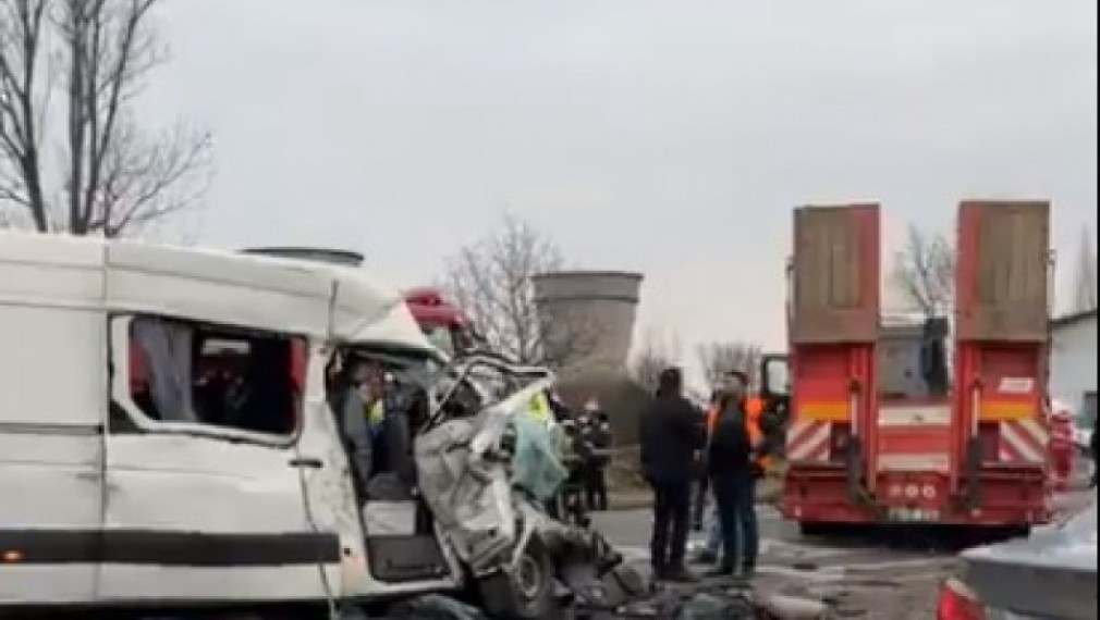 VIDEO. Dolj. Doi morți după ce un camion și un microbuz s-au ciocnit