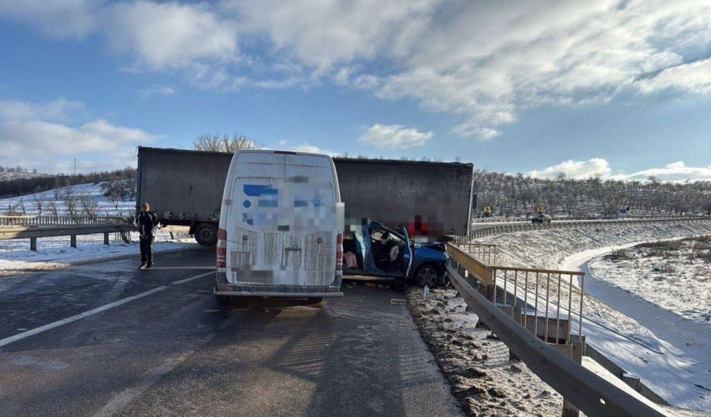Coliziune între un camion, un autoturism și un microbuz