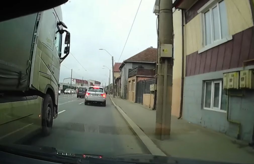 Un șofer de camion care stătea pe tiktok aproape să producă o tragedie