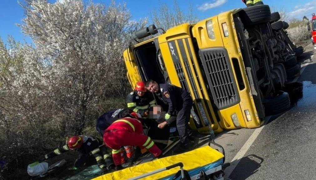 Camion răsturnat pe autostrada