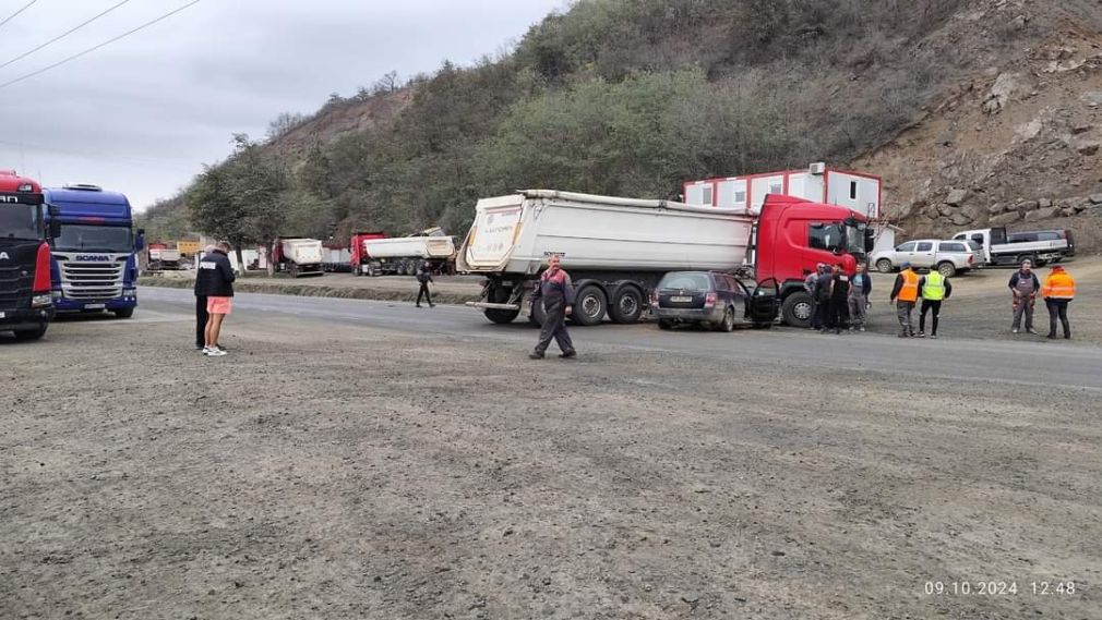 Un camion a lovit un autoturism. Cum se simt victimele?