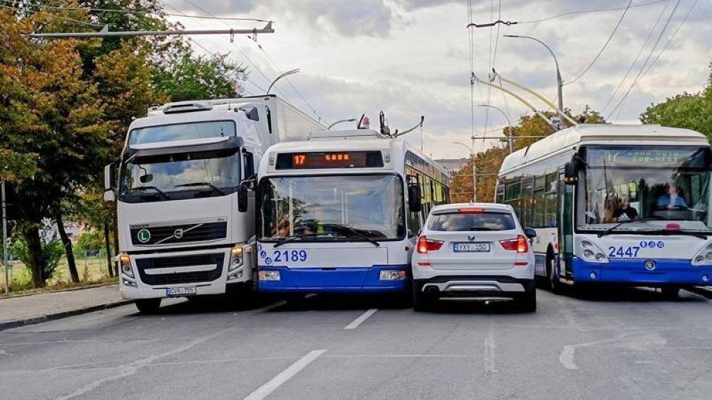 VIDEO. Accident cu un camion, troleibuz și un BMW