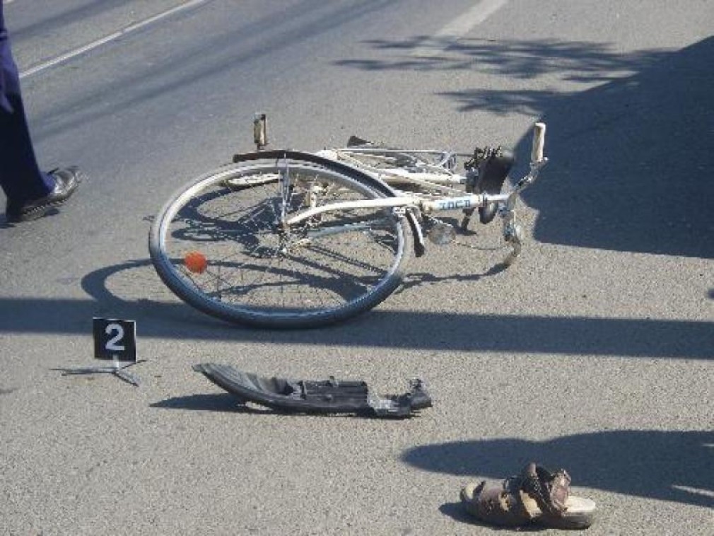 Un biciclist s-a lovit cu putere de un camion