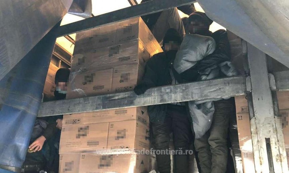 26 de migranți au încercat să treacă frontiera cu Ungaria ascunși într-un camion cu înălbitor