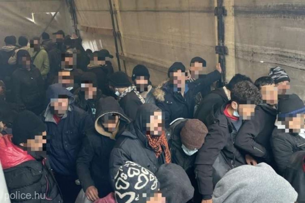 Poliţia ungară a descoperit 97 migranţi ilegali într-un camion românesc