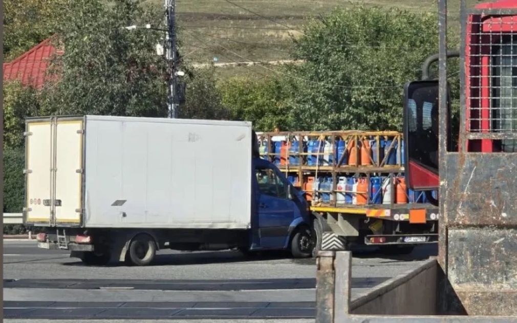 O dubă a intrat într-un camion cu butelii