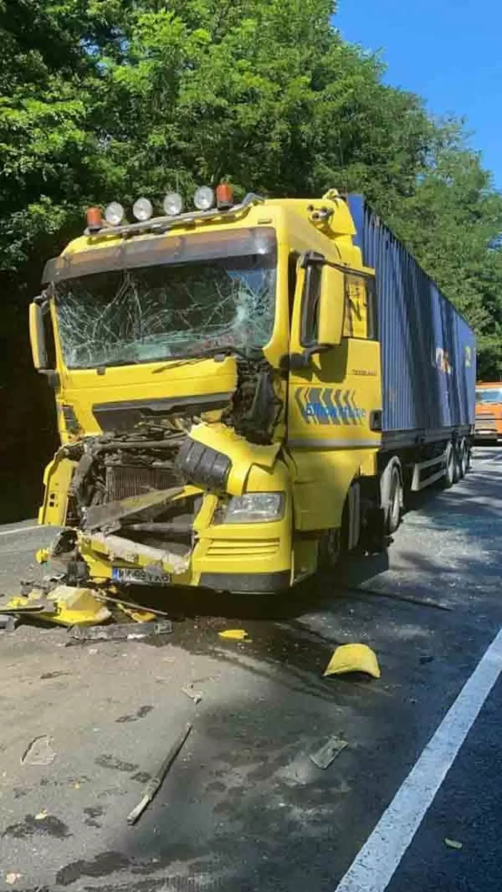 Nu a păstrat distanța și s-a aruncat cu un camion într-o autoutilitară