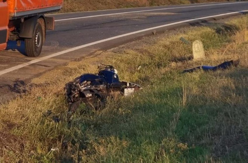 Doi tineri au murit pe loc în urma impactului dintre motocicleta pe care se aflau și un camion