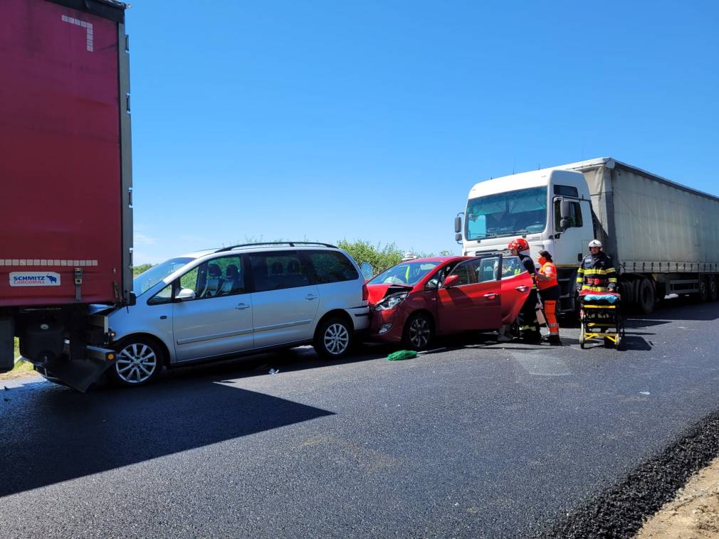 Timiș. Două autoturisme, strivite între două camioane