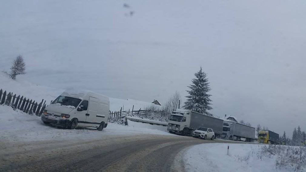 VIDEO Mai multe camioane au derapat sau au rămas blocate pe şosea, din cauza ninsorii