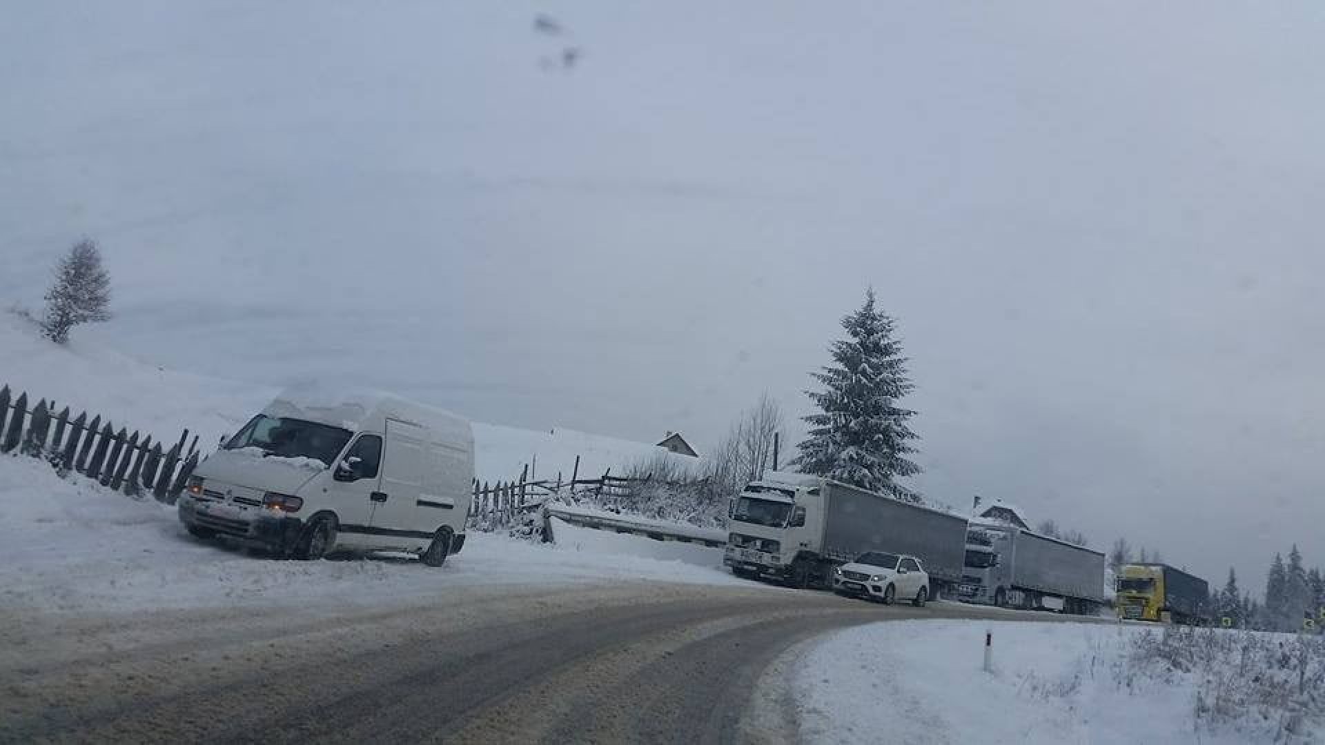 VIDEO Mai multe camioane au derapat sau au rămas blocate pe şosea, din cauza ninsorii