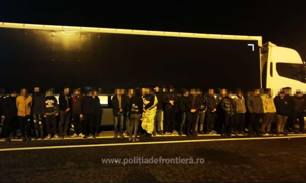 46 de cetățeni străini găsiți în două camioane de polițiștii de frontieră