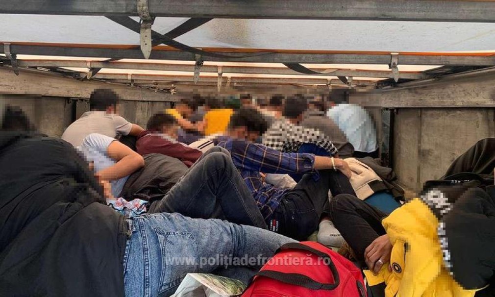Ascunși printre frigidere, 100 de oameni au încercat să treacă ilegal în Ungaria