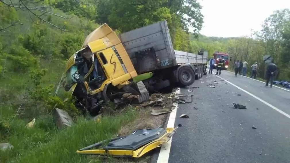 O persoană rănită după coliziunea dintre două camioane