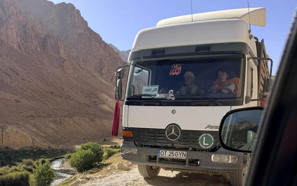 Cum a ajuns un camion cu numere de Olt în Afganistan?