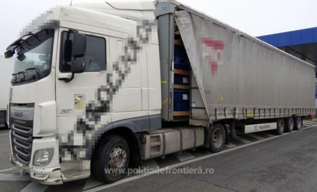 Transportau mii de pachete de țigări în camion fără acte