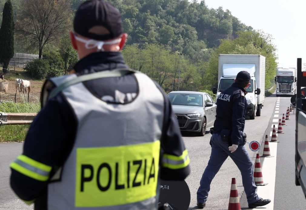 Un șofer român a murit pe loc, zdrobit de camionul care s-a răsturnat