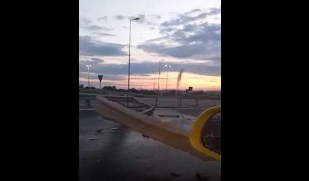 VIDEO. Un camion "Rod bun" a spulberat parapetul de pe A4