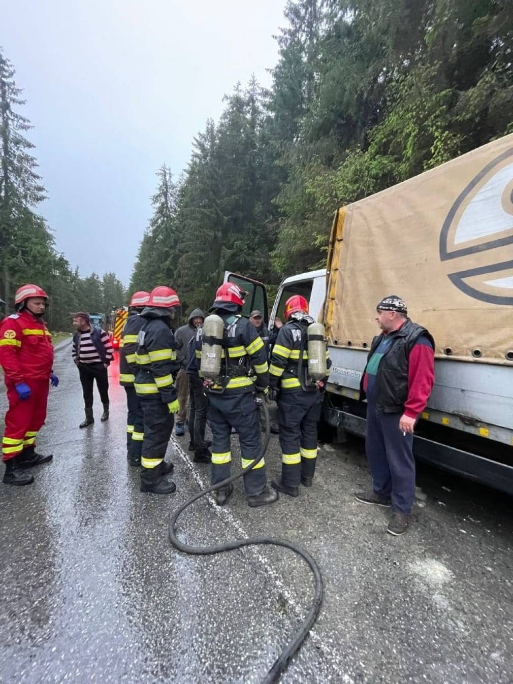 Un camion a fost cuprins de flăcări. Șoferul a reușit să iasă din cabină