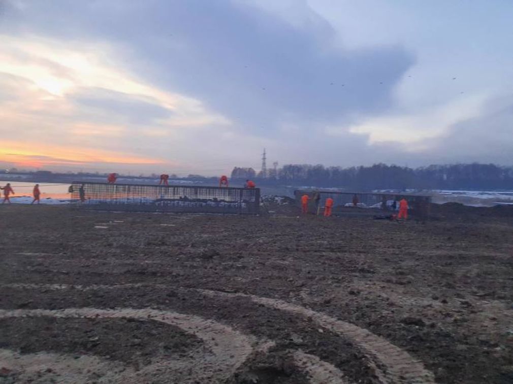 Se ridică 136 de grinzi de beton pe Autostrada 0