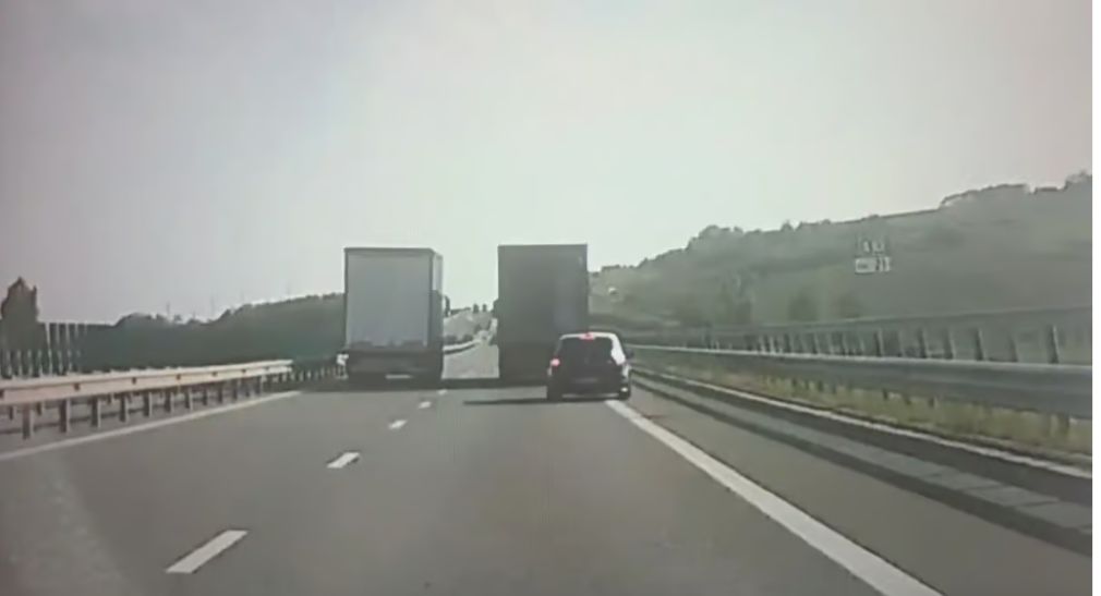 VIDEO Șofer, enervat că a fost blocat de 2 camioane a depășit pe banda de urgență