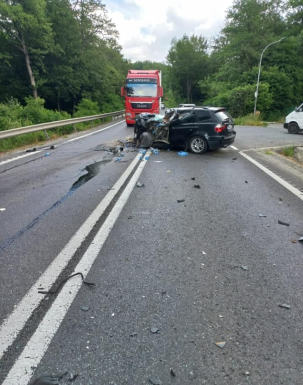 O șoferiță a decedat după ce mașina ei a izbit un camion