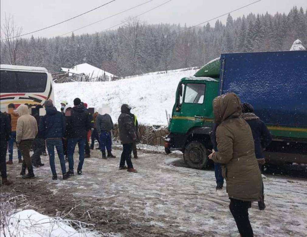 Coliziune între un autocar, un autocamion şi 2 autoturisme