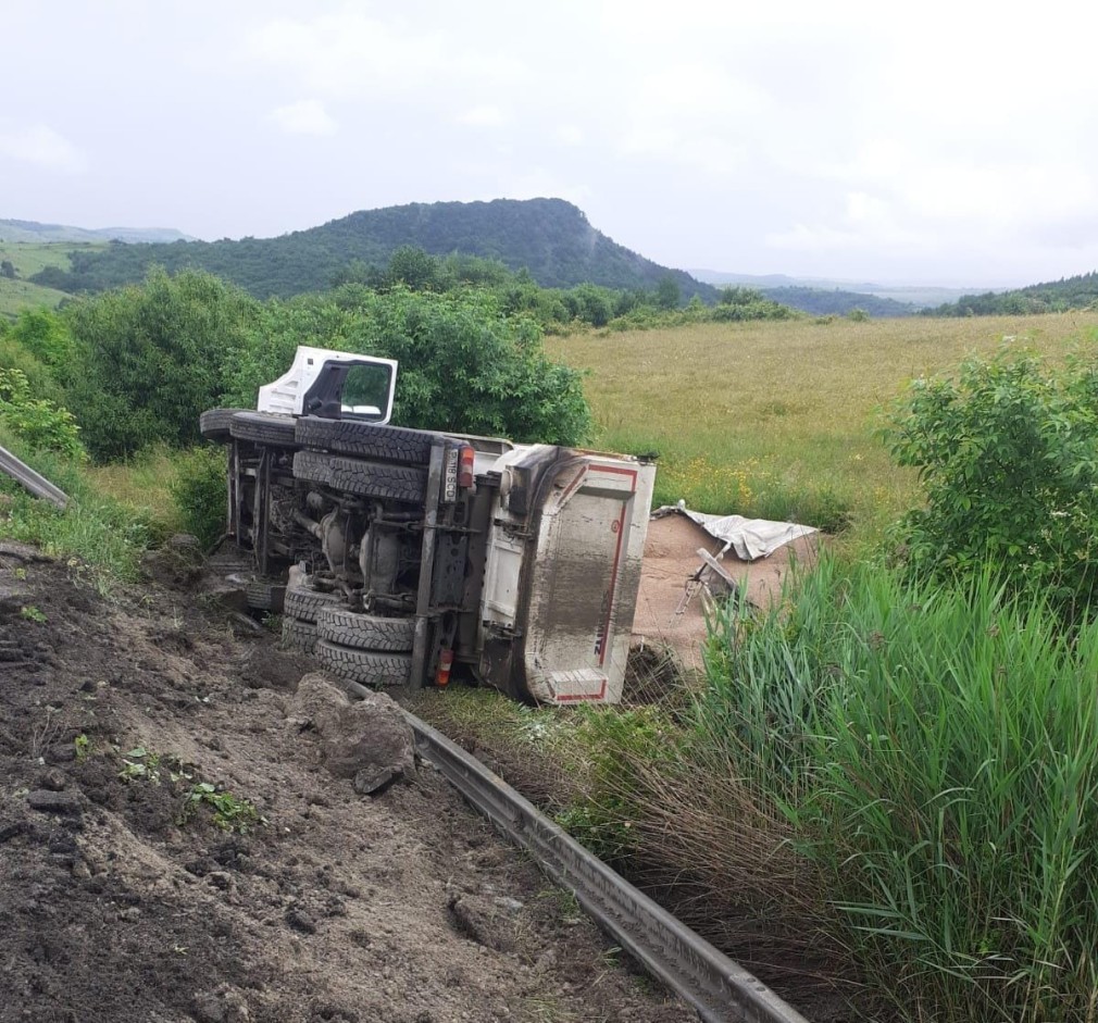 Cluj. Un camion s-a răsturnat pe un drum comunal